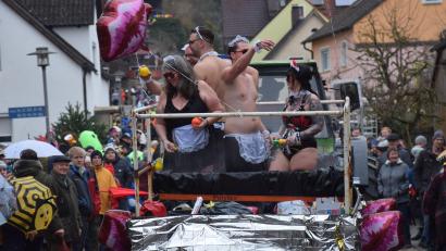 Bild: bö
Die Rocky Horror Picture Show beim Sonntagsbad auf dem Weg über die Dorfavenue.