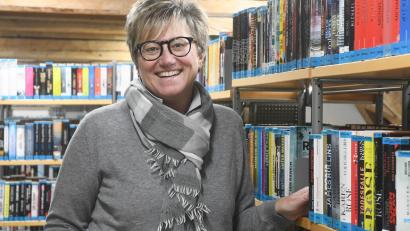 Bild: Gabi Schönberger
Sabine Guhl schlägt ein neues Kapitel auf. Sie ist ab Juni nicht mehr nur Chefin der Regionalbibliothek, sondern des gesamten Kultursektors der Stadt Weiden.