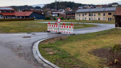 Bild: mnt
Bei der Gemeinderatssitzung bekam die Ortsstraße bei den vier neu erschlossenen Bauplätzen am ehemaligen Schulsportplatz den Namen Schulweg.