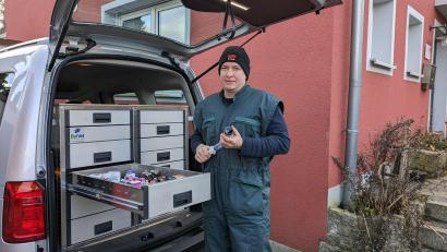 Bild: pz
Tierarzt Michael Fortelny in der Einfahrt der Praxis, die er im Wohnhaus der Familie an der Mitterteicher Straße Anfang Januar eröffnet hat. In aller Regel kommt der Veterinärmediziner mit seinem Auto, in dem seine Ausrüstung verstaut ist, zu seinen Patienten.