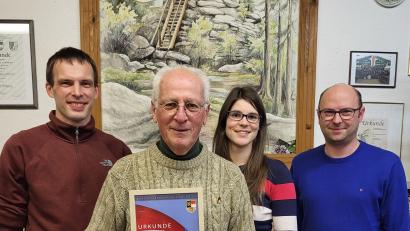 Bild: exa/exb
Zweiter Vorsitzender Andreas Rickauer (links) sowie Dirigent Johannes Hecht (rechts) und Vorsitzende Marina Scherm mit Ehrenmitglied Lothar Scharf.