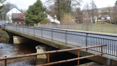 Bild: soj
Die Brücke über die Fichtelnaab in Ebnath wird renoviert. Dabei ist auch eine Vollsperrung nötig.