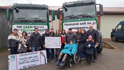 Bild: Familie Schedl/exb
Die Scheckübergabe mit Vertretern der Firma Biogas Schedl, des Rings junger Landwirte Tirschenreuth, des Vereins "Happynest" sowie Bürgermeister Johann Burger.