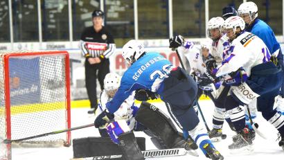 Archivbild: G. Büttner
Dennis Schönberger trug sich in den Spielen gegen Deggendorf einmal in die Torschützenliste der Young Blue Devils U20 ein. Das Bild zeigt eine Szene aus einer Partie gegen Ravensburg.