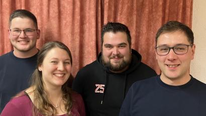 Bild: Feuerwehr Ahornberg/exb
Andreas Schlicht und Annemarie Brunner (rechts, Zweite von links) übergaben das Amt der Jugendwarte bei der Jugendfeuerwehr Ahornberg an Maximilian Horn und Stefan Popp (von links).