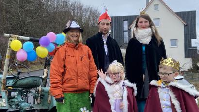 Bild: Angelika Plößner/exb
Der Gaudiwurm geht mit Prinzenpaar Christina Pschierer und Florian Simmerl, sowie Kinderprinzenpaar Eva Kastner und Leon Bösl durch den Ort.