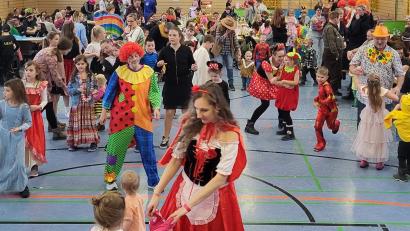 Bild: R. Kreuzer
Faschingsgaudi mit dem Clown Kerstin bei Tanz und Spielen.