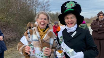 Bild: Mösbauer/exb
Die beiden Bürgermeisterinnen Sabine Dorner-Leyerer (links) und Sonja Meier (rechts) mit den Partnerschaftsbanderolen.