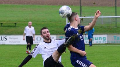 Archivbild: mhs
Die DJK Weihern/Stein (links im Bild Lukas Gradl) macht künftig mit der zweiten Mannschaft des FC Wernberg gemeinsame Sache.