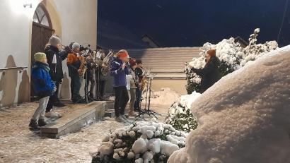 Bild: C. Bär/exb
Die Nachwuchskapelle lässt beim Adventsmarkt in Högling Weihnachtsstimmung aufkommen.