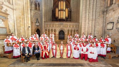 Bild: Duncan Lomax/Basilikakonzerte Waldsassen/exb
Eines der Chorkonzerte in der Basilika Waldsassen gestaltet Ende Juli der Ripon Cathedral Choir unter Leitung von Ronny Krippner (vordere Reihe, Dritter von links), der in Waldsassen aufgewachsen ist.