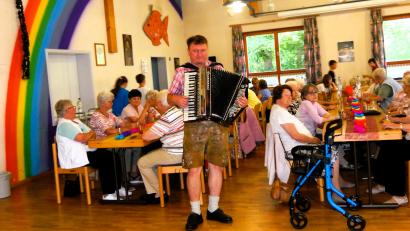 Bild: Fiedler/exb
Zum Fasching der Seniorengruppe Wernberg-Köblitz spielt Musikant Johannes Braun.
