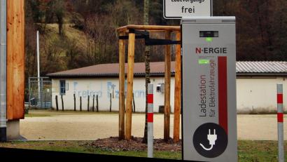 Bild: ds
Dieser E-Ladesäule in Etzelwang fehlt noch der Stromanschluss.