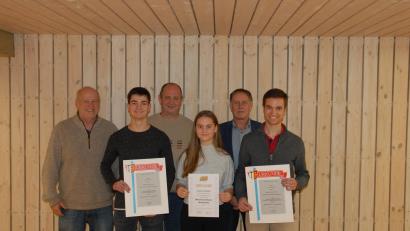 Bild: pop
Ehrungen bei den Sportschützen Schmidmühlen (von links): Schützenmeister Josef Popp, Lorenz Flieder, stellvertretender Gausportleiter Peter Hüttner, Antonia Heimler, Dritter Bürgermeister Mathias Huger und Torsten Flieder.