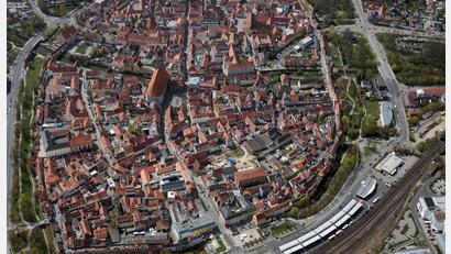 Luftbild: Bernd Georgi
Die Altstadt Amberg aus der Luft. Viele Altbauten stehen zur Renovierung an, aber woher das Geld nehmen? Bei einigen Teilverkaufs-Modellen ist Vorsicht geboten.