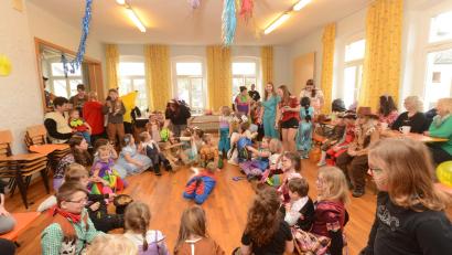 Bild: bey
Die Buben und Mädchen belagern beim Kinderfasching die erste Etage des des Dorfgemeinschaftshauses in Burkhardsrieth.