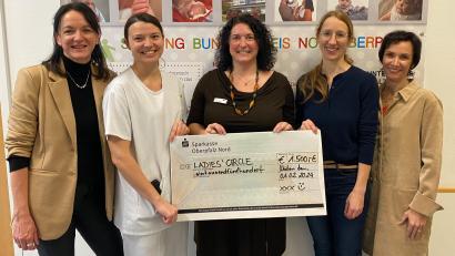 Bild: Kliniken Nordoberpfalz, Michael Reindl/exb
Das Team des Bunten Kreises Nordoberpfalz um Grit Mediger (links), Marina Luttels (Mitte) und Anja Schricker (rechts) freuen sich über die Spenden des Ladies‘ Circle durch Lena Meier (Zweite von links) und Präsidentin Daniela Bielefeldt (Zweite von rechts).