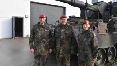 Bild: Thorsten Böhner/exb
Besuch von Inspekteur des Heeres, General Alfons Mais (Mitte) bei den beiden Artilleriebataillonen in der Weidener Major-Radloff-Kaserne. Oberstleutnant Thorsten Wallschus (links) und Oberstleutnant Hekja Werner (rechts) nehmen ihn in Empfang.