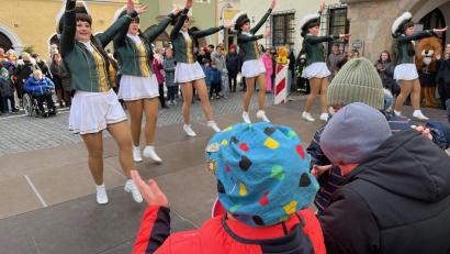 Bild: Gabi Schönberger
Die Tänzerinnen von "Dance Unlimited" sorgen am Faschingsdienstag am Unteren Markt für Begeisterung unter den 250 Besuchern.