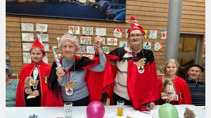 Bild: Seniorenzentrum Haus Falkenstein/exb
Das Seniorenprinzenpaar des Seniorenheims, Maria Spiersch und Heinrich Dworzak, wurden mit dem Hausorden vom Seniorenzentrum ausgezeichnet. Mit dabei das Kinderprinzenpaar des WCV.
