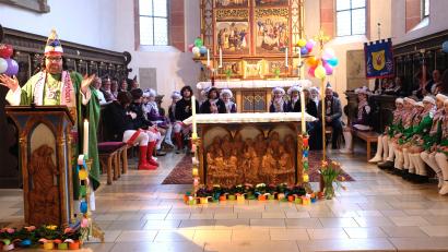 Bild: do
"!Den Fröhlichen hilft Gott", versicherte Stadtpfarrer Johannes Bosco am Sonntag in einer Faschingspredigt voller Geist und Witz