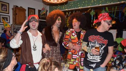 Bild: wku
Hippies und Piraten singen beim Kappenabend im Chor..