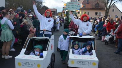 Bild: jr
Die ärztliche Versorgung in der Region war beim Münchenreuther Umzug ebenfalls ein Thema. Die Narren rieten hier zur Selbstversorgung.
