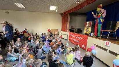 Bild: SPD Schirmitz/exb
Die Tricks des Zauberers Fabellini begeistern die kleinen Maschkerer beim SPD-Kinderfasching in Schirmitz.