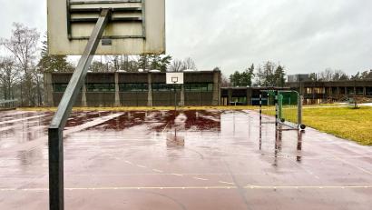 Bild: Gabi Schönberger
Der Allwetterplatz am Gymnasium Neustadt/WN soll einer neuen Zweifachturnhalle weichen. Die wird notwendig, weil vor allem die Lobkowitz-Realschule guten Zulauf hat. Unterhalb hat der Landkreis erst vor kurzem die Dreifachturnhalle des Gymnasiums generalsaniert.