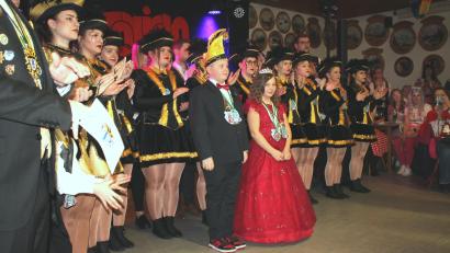 Bild: bjp
Im Beifall ihres Trabitzer "Heimatpublikums" durften sich Kinderprinzenpaar Benjamin Heining und Emma Deubzer und ihr "Hofstaat" der Pressather Jugendgarde beim Preißacher Rosenmontagsball baden.