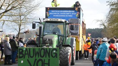 Bild: bey
"Für den Radwegbau in Peru müssen deutsche Krankenhäuser geschlossen werden" thematisiert der "Bauwong Vohenstrauß".