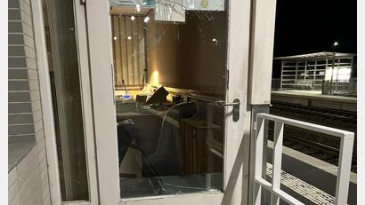 Bild: Bundespolizei/exb
Eine Scheibe wurde am Schwarzenfelder Bahnhof eingeschlagen.