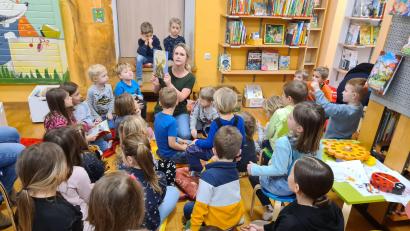 Bild: Gemeindebücherei Kulmain/exb
26 Kinder kamen zur Vorlesestunde mit Sabine Bayerl in die Bücherei Kulmain.
