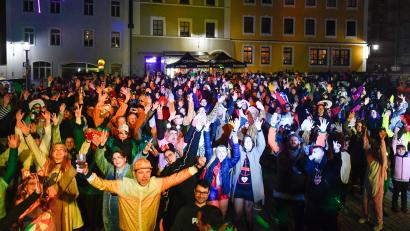 Bild: Petra Hartl
Mit ihrer traditionellen Party am Rosenmontag hat die FG Knappnesia den Luitpoldplatz in Sulzbach-Rosenberg zum Beben gebracht.