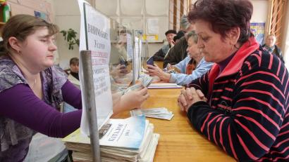 Symbolbild: Artur Shvarts/dpa
Ukrainer bei der Ausgabe ihrer Pensionen in einem Postamt in Simferopol. In Deutschland haben die wenigsten darauf Anspruch, auf Sozialhilfe dagegen schon.
