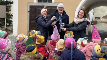 Bild: Steffens/exb
Bürgermeister Beer beim Krawatte abschneiden: Im Bild (von links) Marion Weiß, Bürgermeister Beer und Michaela Kiefmann.