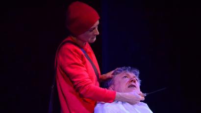 Bild: Kunz
Glattrasur gefällig? Susanne Hocke als Woyzeck und Jürgen Larys als Hauptmann auf der Kulturbühne in Weiden.