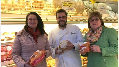 Bild: Rita König/exb
Auch heuer beteiligt sich der KDFB Kulmain an der Solibrot-Aktion. Unterstützung erhält der Frauenbund wieder von der Holzofenbäckerei Schmid. Theresia Horn (von links), Wolfgang Schmid und Anni Lautenbacher präsentieren das Soli-Brot in der Bäckerei.