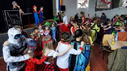 Bild: gz
Toll kostümiert ziehen die Buben und Mädchen in einer Polonaise durch den Saal.
