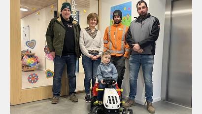 Bild: Monika Steffens/exb
Michael Ippisch, Fabian Winter und Rudi Schöberl übergeben einen der Bulldogs im Schwarzhofener Kindergarten.