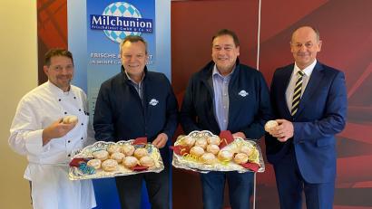 Bild: Kliniken Nordoberpfalz, Michael Reindl(exb
Josef Plank und Christian Regner von der Milchunion Weiden (Mitte) spenden 3.000 Krapfen für die Patienten und Beschäftigten der KNO. Dafür bedanken sich Karl Wittmann (rechts) und Küchenchef Ronny Hinderlich (links).