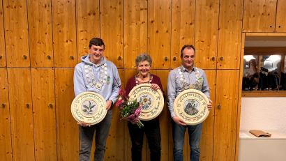 Bild: Xaver Meier/exb
Die Buchbergschützen in Kemnath schießen ihre neuen Würdenträger aus (von links): Jugendkönig Andreas Reng, Schützenliesl Marianne Reng und Schützenkönig Thomas Dolles.