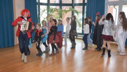 Bild: fz
Beim Faschingskonzert der Musikschule Fantasie im Maria-Seltmann-Haus ziehen die Musikschüler mit ihrer Lehrerin Lilia Gette durch den Saal.