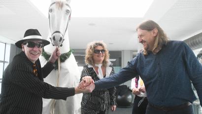 Bild: Gabi Schönberger
Hand drauf: Wegen des betagten Pferds sind Jürgen Laubert (links) und Beate Merkel von der Schimmel AG mit Chefredakteur Kai Gohlke handelseinig.