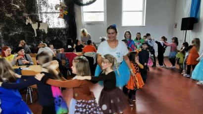 Bild: gz
Beim SPD-Kinderfasching in Eslarn geht die Post ab. Organisatorin Laura Roth zieht mit den Kindern in einer Polonaise durch den Saal.