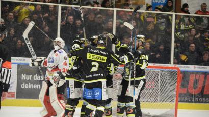 Bild: Andreas Brückmann
Der ERSC Amberg bejubelt den Einzug ins Play-off-Viertelfinale der Eishockey-Bayernliga.
