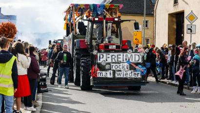Bild: Hösamer
Pfreimd rockt mal wieder, und viele Gäste am Straßenrand feiern mit.