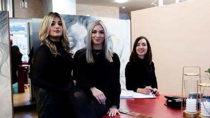 Bild: Silvia Giardino
Nasim Esmaeilzadeh Haghighi (von rechts) führt mit ihren Mitarbeiterinnen Stephanie Stich und Ameneh Madiseh seit Jahresbeginn das Friseurgeschäft Frey weiter.