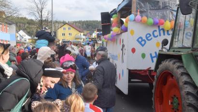 Bild: fz
Tolle Stimmung, so viele kleine und große Faschingsnarren wie noch nie beim Faschingszug von Trebsau nach Bechtsrieth.