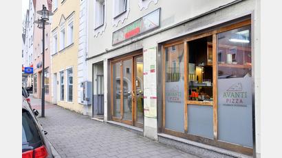 Bild: Petra Hartl
Von außen betrachtet blieb alles gleich, aber hinter den Kulissen gibt es beim Döner-Imbiss „Pizza Avanti“ einen neuen Pächter – und der ist in der städtischen Gastro-Szene kein Unbekannter.